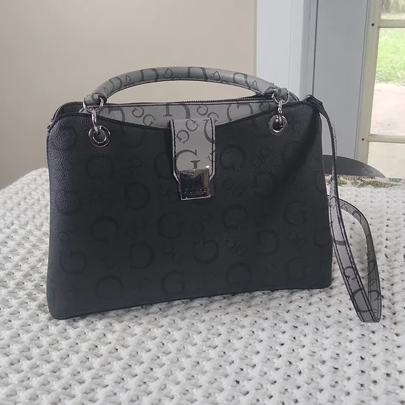 Guess shoulder or crossbody bag with 3 compartments with two snap closure and zi - Picture 4 of 11